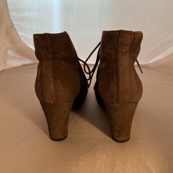 Clarks Suede Lace-up Ankle Boots with a Wedge Heel - Size 8 Medium - Picture 4 of 5